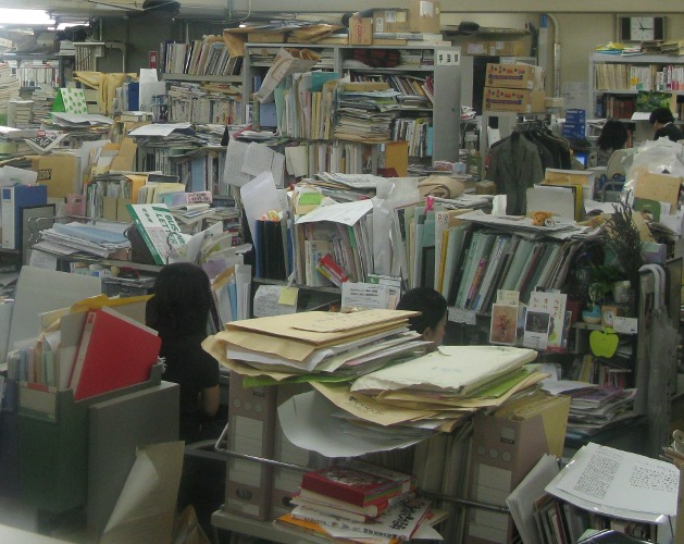 Faktabasert journalistikk krever dokumentasjon: Fra redaksjonslokalet til Yomiuru Shimbun i Tokyo, mai 2009. Foto: Magne Otterdal