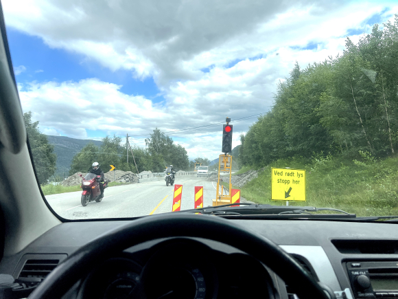 Etter "Hans": Omkjøringer og sperringer langs hovedveiene på Østlandet var det normale i kjølvannet av "Hans".  Her fra riksvei 15 i Ottadalen lørdag 12. august. Foto:OBM